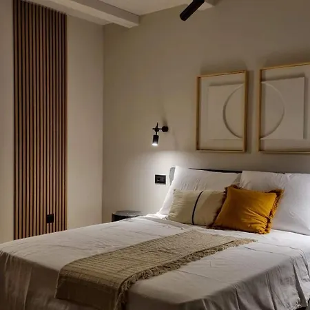 Qualia - Heated Pool, 4 Bedrooms, 2 Kitchens, Stylish Interior Vila