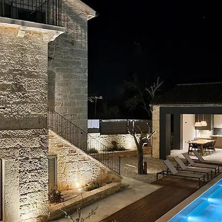 Qualia - Heated Pool, 4 Bedrooms, 2 Kitchens, Stylish Interior Vila *