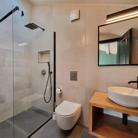 Qualia - Heated Pool, 4 Bedrooms, 2 Kitchens, Stylish Interior