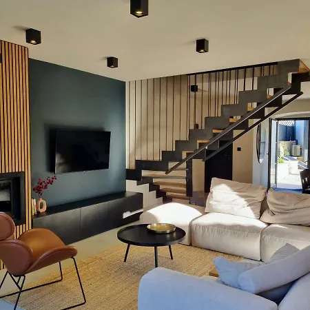 Qualia - Heated Pool, 4 Bedrooms, 2 Kitchens, Stylish Interior Vila
