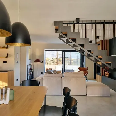 Qualia - Heated Pool, 4 Bedrooms, 2 Kitchens, Stylish Interior