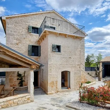 Vila Qualia - Heated Pool, 4 Bedrooms, 2 Kitchens, Stylish Interior Srbinjak