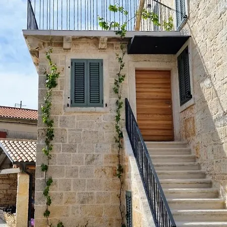 Qualia - Heated Pool, 4 Bedrooms, 2 Kitchens, Stylish Interior Vila *