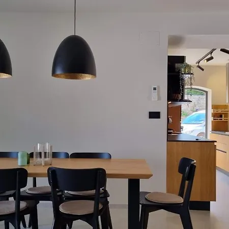 Qualia - Heated Pool, 4 Bedrooms, 2 Kitchens, Stylish Interior Vila *
