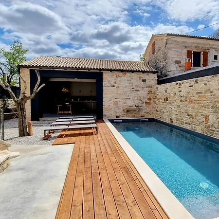 Qualia - Heated Pool, 4 Bedrooms, 2 Kitchens, Stylish Interior *