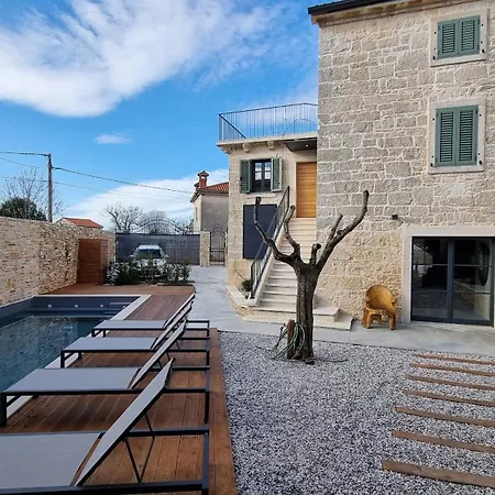 Qualia - Heated Pool, 4 Bedrooms, 2 Kitchens, Stylish Interior