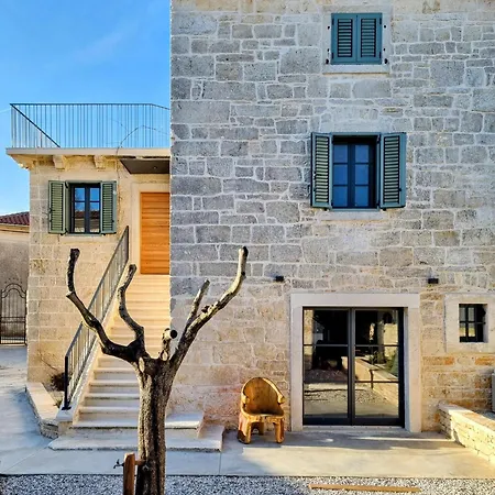 Qualia - Heated Pool, 4 Bedrooms, 2 Kitchens, Stylish Interior Vila *