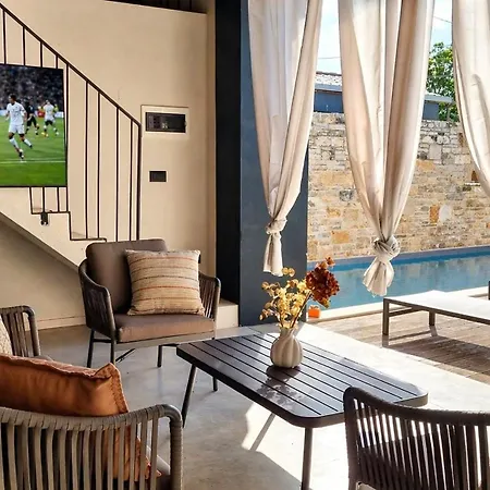 Qualia - Heated Pool, 4 Bedrooms, 2 Kitchens, Stylish Interior Vila